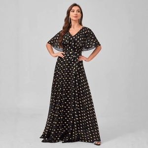 Elegante abito lungo nero con scollo a V, pois dorati e maniche a volant da donna