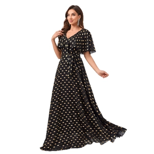 Elegante abito lungo nero con scollo a V, pois dorati e maniche a volant dalla vestibilità slim