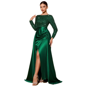 Elegantes smaragdgrünes Pailletten-Abendkleid mit langen Ärmeln und hohem Beinschlitz