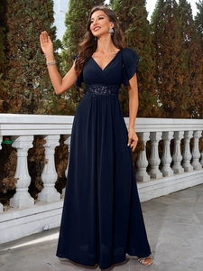 Détails de la robe de soirée bleu marine avec col en V, manches volantées et dentelle taille