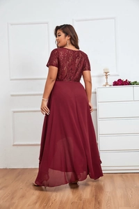 Détail de la robe bordeaux grande taille montrant la dentelle et les sequins brodés