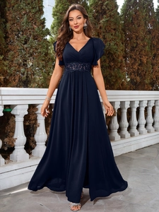 Détail de la taille en dentelle élégante et du tissu bleu marine de cette robe de soirée