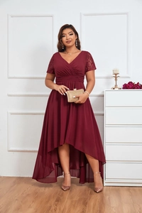 Détail du col en V et des manches en dentelle pailletée sur robe de soirée bordeaux