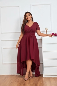Détail d'une robe bordeaux col en V avec manches en dentelle et ourlet asymétrique