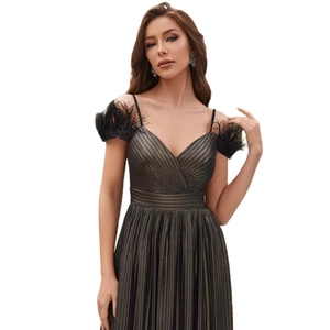 Robe de soirée plissée métallique élégante avec col en V, bretelles et manches plumes