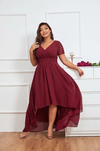 Détail de la robe bordeaux col en V avec manches en dentelle et taille plissée