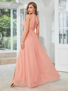 Détail de la robe élégante en mousseline pêche avec dos nu et lacets délicats au dos