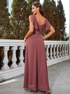 Détail du dos en V profond et de la taille en dentelle sur une robe de soirée longue