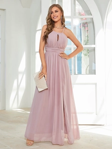 Détails d'une robe de soirée en mousseline vieux rose avec licou et fente latérale