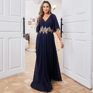 Détail de la robe de soirée en mousseline à col en V avec broderie de rose dorée à la taille