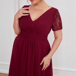 Robe chic bordeaux en mousseline avec col en V, manches en dentelle et taille plissée