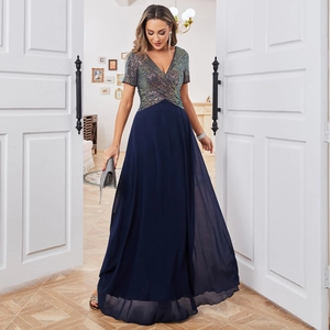Détail de robe de soirée avec corsage pailleté coloré à col en V et jupe en mousseline marine
