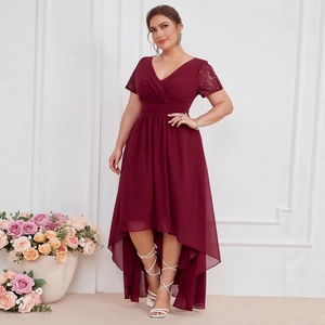 Robe de soirée élégante grande taille bordeaux en mousseline avec col V, dentelle et ourlet asymétrique