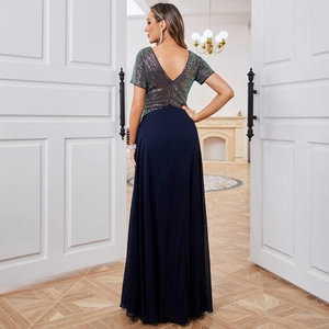 Détail de robe de soirée avec corsage à paillettes multicolores et dos en V profond