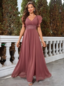 Vue détaillée de la robe de soirée rose avec taille haute, dentelle brodée et col en V