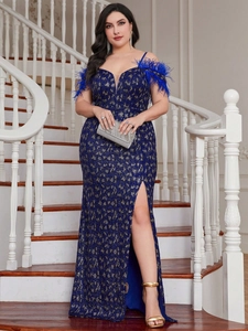 Robe de soirée élégante à paillettes bleu marine avec épaules en plumes et fente haute