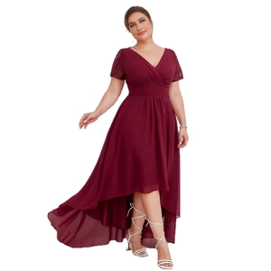 Robe de soirée bordeaux grande taille avec col en V et ourlet asymétrique élégant