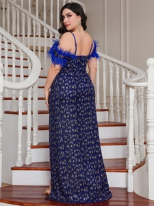Robe de soirée grande taille bleu roi avec paillettes dorées, plumes et dos découvert