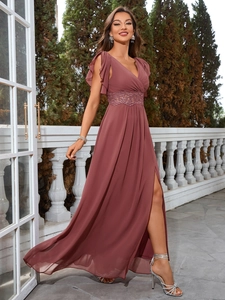 Détail d'une robe de soirée col en V avec dentelle à la taille et fente haute