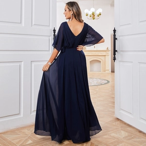 Robe de soirée élégante en mousseline bleu marine avec col en V et manches papillon