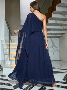 Élégante robe de soirée longue bleu marine à une épaule en mousseline vaporeuse