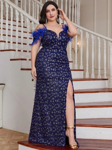 Robe de soirée élégante à paillettes bleu marine avec plumes et fente latérale