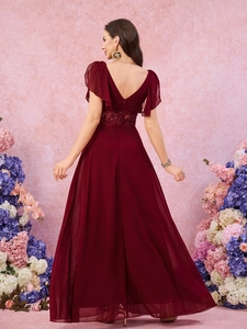 Vue détaillée d'une robe de soirée bordeaux à col en V avec broderie dentelle et mousseline