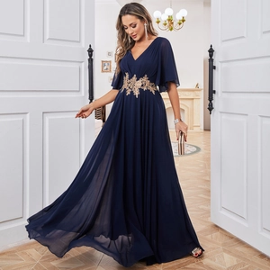 Robe longue en mousseline bleu marine avec col en V et broderie dorée pour fêtes habillées