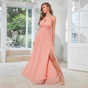 Élégante robe longue en mousseline rose corail à licou avec fente haute et découpe