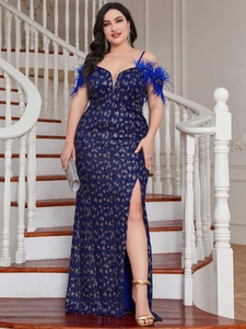 Robe longue bleu marine à paillettes avec détails plumes et fente haute sexy
