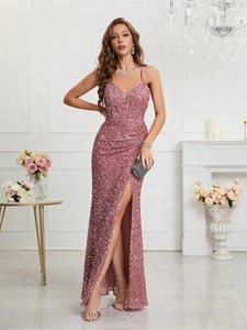 Détail de paillettes roses scintillantes et fente latérale haute sur la robe de soirée