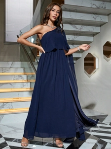 Élégante robe de soirée bleu nuit à une épaule avec volants et jupe longue fluide