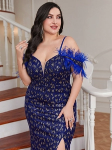 Robe de soirée élégante grande taille à sequins bleu marine avec plumes et fente