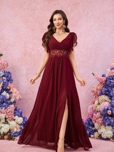 Robe de soirée élégante bordeaux à col en V avec dentelle et fente latérale haute