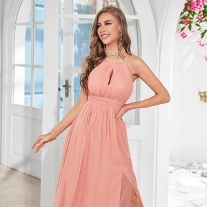 Robe de soirée élégante rose clair à licou avec découpe et fente latérale pour l'été