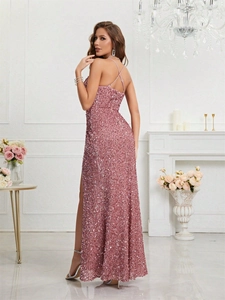 Détail d'une robe de soirée à paillettes dos nu avec bretelles croisées et fente