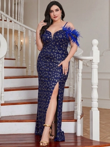 Détails de robe de soirée bleu marine avec paillettes dorées, plumes et fente haute