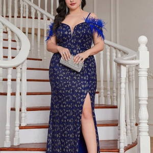 Détail d'une robe bleue à paillettes avec des bretelles en plumes et des motifs dorés