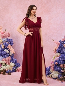 Détail de robe de soirée en mousseline bordeaux avec broderie de dentelle à la taille