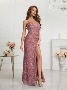 Détail de la robe de soirée rose à paillettes avec décolleté en V et fente haute