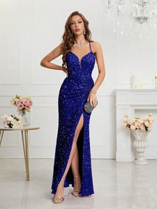 Détail d'une robe de soirée à paillettes bleu marine avec col en V profond et résille