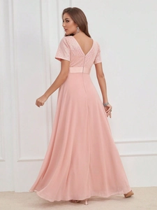 Vue détaillée du dos de la robe de soirée rose clair avec dentelle pailletée et mousseline