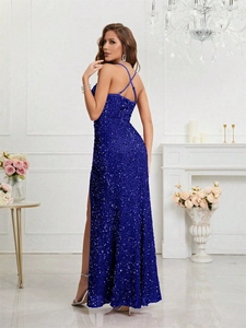 Détail d'une robe de soirée à paillettes bleu foncé avec bretelles croisées et fente
