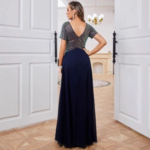 Robe de soirée élégante à manches courtes avec bustier pailleté et jupe en mousseline