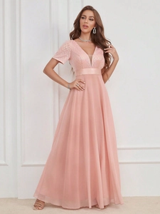 Détail de la robe de soirée rose avec broderie en dentelle et épissure en maille col en V