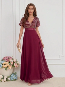 Robe de soirée élégante rouge vin avec col en V, sequins dorés et ceinture satin