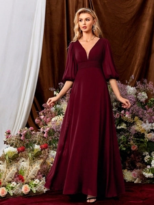 Detailansicht eines eleganten weinroten Chiffon-Abendkleids mit Laternenärmeln und V-Ausschnitt