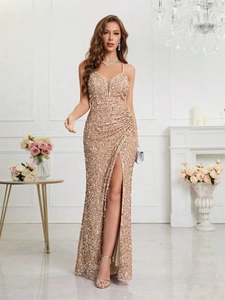 Détail d'une élégante robe de soirée à paillettes avec col en V et fente haute