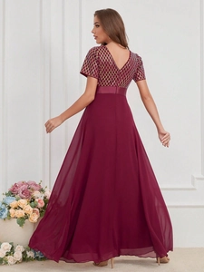 Robe de soirée bordeaux élégante avec motifs losanges dorés et dos ouvert chic
