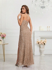 Détail des bretelles croisées et des paillettes sur une robe de soirée champagne doré